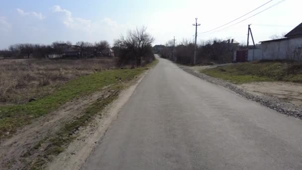 Homme Marche Sur Une Route Asphaltée Les Pieds Des Hommes — Video
