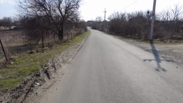 Hombre Camina Por Camino Asfalto Pies Hombre Asfalto Hombre Camina — Vídeos de Stock