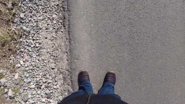 Bir Adam Asfalt Yolda Yürür Erkeklerin Ayakları Asfaltta Bir Adam — Stok video