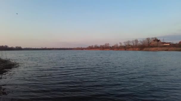 Puesta Sol Amanecer Río Con Cielo Nublado Rayos Sol Reflejados — Vídeo de stock