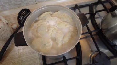 Tencerede köfte var. Ev yapımı hamur köfteleri haşlanmış et suyuyla birlikte tencerede pişirilir. Rus yemeği. Tencerede pişmiş hamur tatlısı. Yemek pişirmek.