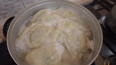 Tencerede köfte var. Ev yapımı hamur köfteleri haşlanmış et suyuyla birlikte tencerede pişirilir. Rus yemeği. Tencerede pişmiş hamur tatlısı. Yemek pişirmek.