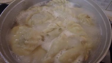 Tencerede köfte var. Ev yapımı hamur köfteleri haşlanmış et suyuyla birlikte tencerede pişirilir. Rus yemeği. Tencerede pişmiş hamur tatlısı. Yemek pişirmek.