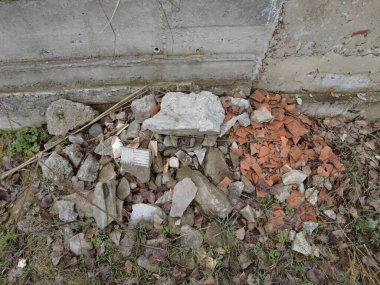 Bir yığın inşaat atığı. Kırık tuğla ve beton. Kırmızı tuğla parçaları