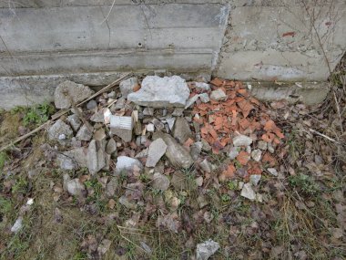 Bir yığın inşaat atığı. Kırık tuğla ve beton. Kırmızı tuğla parçaları