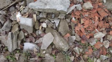 Bir yığın inşaat atığı. Kırık tuğla ve beton. Kırmızı tuğla parçaları