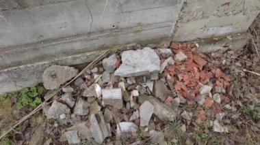 Bir yığın inşaat atığı. Kırık tuğla ve beton. Kırmızı tuğla parçaları
