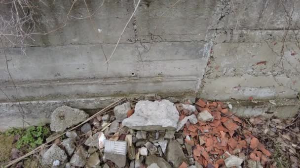 Sterta Odpadów Budowlanych Połamana Cegła Beton Odłamki Czerwonej Cegły — Wideo stockowe