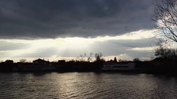 Paisaje Con Puesta Sol Río Sol Través Las Nubes Rayos — Vídeos de Stock