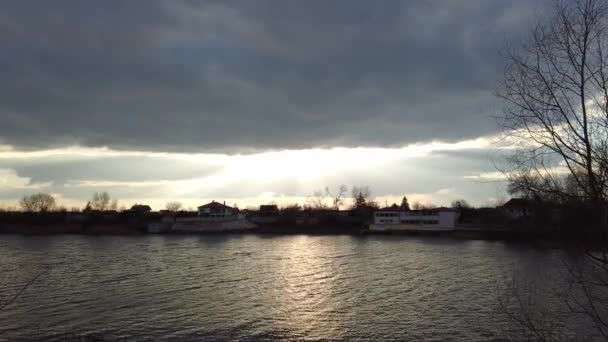 Пейзаж Закатом Реке Солнце Сквозь Облака Лучи Солнца Воды Вечерний — стоковое видео