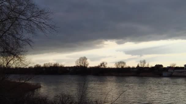 川に沈む夕日の風景 雲の中の太陽 太陽と水の光です 夕方の雨の風景 — ストック動画