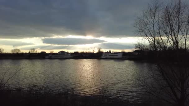 Landschap Met Zonsondergang Rivier Zon Door Wolken Stralen Van Zon — Stockvideo