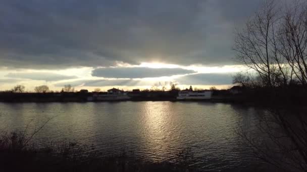 Landschaft Mit Sonnenuntergang Fluss Sonne Durch Die Wolken Sonnen Und — Stockvideo