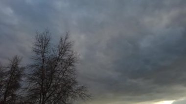Gökyüzünde gri yağmur bulutları. Gökyüzü yağmurdan önce. Fırtınadan önce manzara.