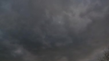 Gökyüzünde gri yağmur bulutları. Gökyüzü yağmurdan önce. Fırtınadan önce manzara.