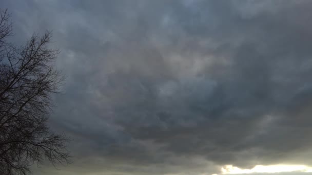 Gökyüzünde Gri Yağmur Bulutları Gökyüzü Yağmurdan Önce Fırtınadan Önce Manzara — Stok video