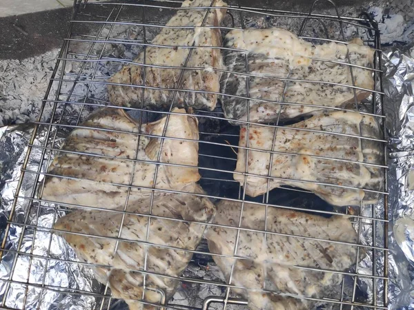 생선굽기 야채와 불타는 그릴에 음식을 요리한다 구이로 요리를 우려낸 소금을 — 스톡 사진