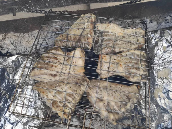 Grilla Fisk Grillad Laxfisk Med Olika Grönsaker Den Flammande Grillen — Stockfoto