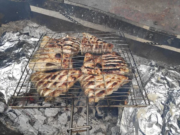 Peixe Grelhado Peixe Salmão Grelhado Com Vários Legumes Grelha Flamejante — Fotografia de Stock