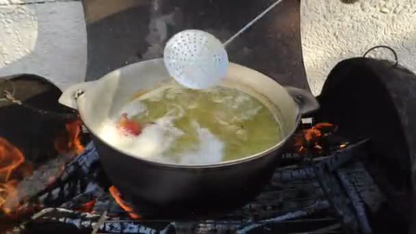 Cozinhar Uma Panela Fogo Primavera Sopa Peixe Vermelho Chapéu Preto — Vídeo de Stock