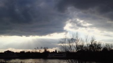 Fırtınadan önceki güzel manzara. Gökyüzünde kara bulutlar. Güneşin ışınları bulutların arasından