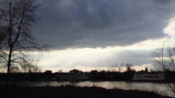 Bela Paisagem Antes Tempestade Nuvens Negras Céu Raios Sol Através — Vídeo de Stock