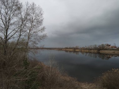Bulutlu ve suyla kaplı bulutlu bir manzara. Suyun üzerinde yağmur bulutları. Yağmurdan önce bulutlu hava. Fırtına ve kötü hava. Gri kasvetli gökyüzü