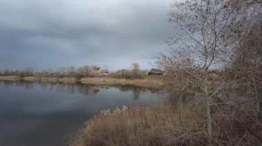 Bulutlu ve suyla kaplı bulutlu bir manzara. Suyun üzerinde yağmur bulutları. Yağmurdan önce bulutlu hava. Fırtına ve kötü hava. Gri kasvetli gökyüzü