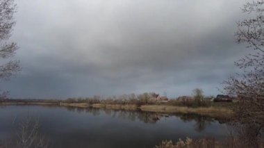 Bulutlu ve suyla kaplı bulutlu bir manzara. Suyun üzerinde yağmur bulutları. Yağmurdan önce bulutlu hava. Fırtına ve kötü hava. Gri kasvetli gökyüzü