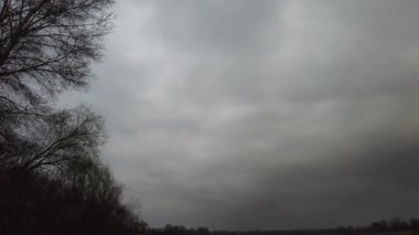Bulutlu ve suyla kaplı bulutlu bir manzara. Suyun üzerinde yağmur bulutları. Yağmurdan önce bulutlu hava. Fırtına ve kötü hava. Gri kasvetli gökyüzü