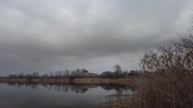 Bulutlu ve suyla kaplı bulutlu bir manzara. Suyun üzerinde yağmur bulutları. Yağmurdan önce bulutlu hava. Fırtına ve kötü hava. Gri kasvetli gökyüzü
