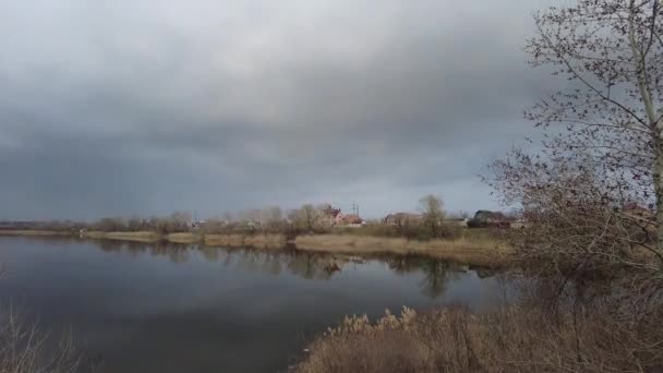 多水的风景 雨云笼罩在水面上 雨前多云的天气 暴风雨和恶劣的天气 灰暗的天空 — 图库视频影像