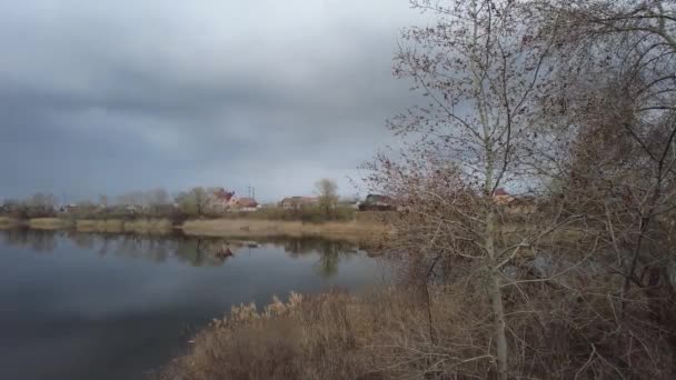 Bewölkte Landschaft Mit Wolken Und Wasser Regenwolken Über Dem Wasser — Stockvideo