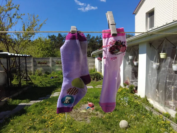 Meias Coloridas Uma Corda Meias Para Secar Varal Alfinetes — Fotografia de Stock