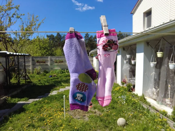 Meias Coloridas Uma Corda Meias Para Secar Varal Alfinetes — Fotografia de Stock