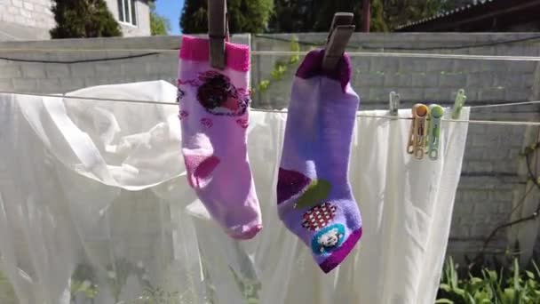 Gekleurde Sokken Aan Een Touw Sokken Drogen Waslijn Wasknijpers — Stockvideo