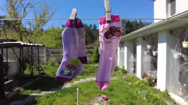 Pte Renkli Çoraplar Kurutulacak Çoraplar Çamaşır Ipi Mandallar — Stok video