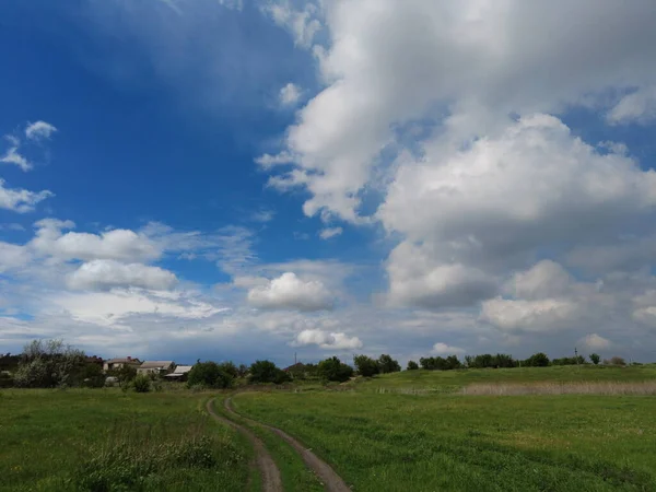 Paisaje Con Carretera Nubes Camino Tierra Distancia Conducir Mal Camino —  Fotos de Stock