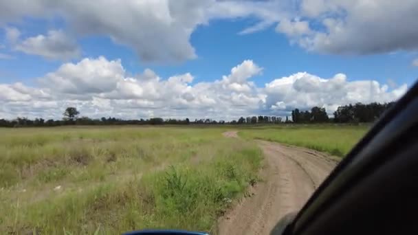 有道路和云彩的风景 通往远方的土路 在一条糟糕的路上开车 — 图库视频影像