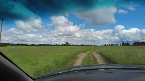 Ландшафт Дорогой Облаками Грязная Дорога Вдаль Езда Плохой Дороге — стоковое видео