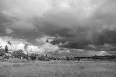 Bulutlu güzel bir manzara. yeşil çimenler ve mavi gökyüzü. Bahar doğası. Doğal duvar kağıdı