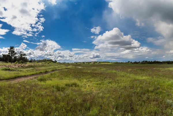 Hermoso Paisaje Con Nubes Hierba Verde Cielo Azul Naturaleza Primaveral — Foto de Stock