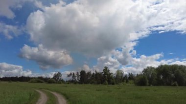 Bulutlu güzel bir manzara. yeşil çimenler ve mavi gökyüzü. Bahar doğası. Doğal duvar kağıdı