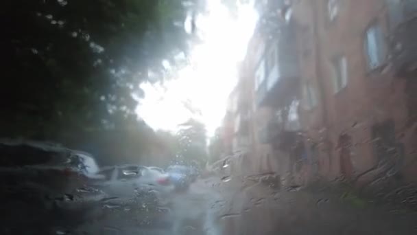 Yağmurdan Arkaplanı Bulanıklaştırmış Hava Nemli Soğuk Şehirde Yağmur Birikintileri Var — Stok video