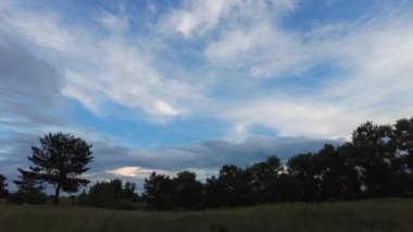 Güzel gökyüzü olan gün batımı. Bulutlu akşam manzarası. Doğal manzara. Gökyüzündeki hacimli bulutlar