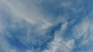 Gökyüzünde güzel sirrus bulutları. Bulutlu mavi gökyüzü
