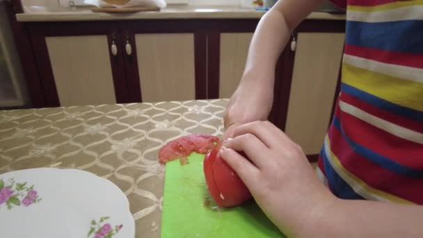 Τεμαχίζοντας Μια Ντομάτα Μαγειρική Σαλάτα Παιδί Μαγειρεύει Κουζίνα Στο Σπίτι — Αρχείο Βίντεο