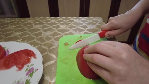 Cortar Tomate Salada Cozinha Criança Está Cozinhando Casa Cozinha — Vídeo de Stock