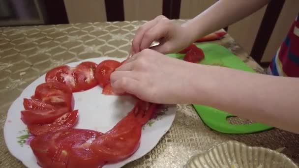 トマトをスライスして サラダを作る 子供は料理してる 家庭用キッチン — ストック動画