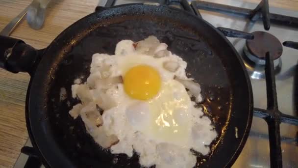 在家煮炒鸡蛋 自制的食物 煎锅里的鸡蛋 — 图库视频影像
